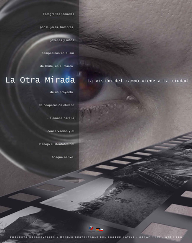 Afiche La otra mirada, la visión del campo viene a la ciudad, promociona simbólicamente la exposición de fotografías.